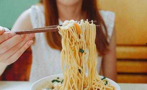 娛樂吃瓜醬吃面條視頻在線觀看,面條美食之旅，在線觀看帶你領略美味瞬間