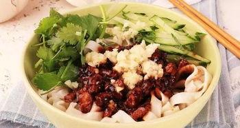 娛樂吃瓜醬吃面條視頻在線觀看,面條美食之旅，在線觀看帶你領略美味瞬間
